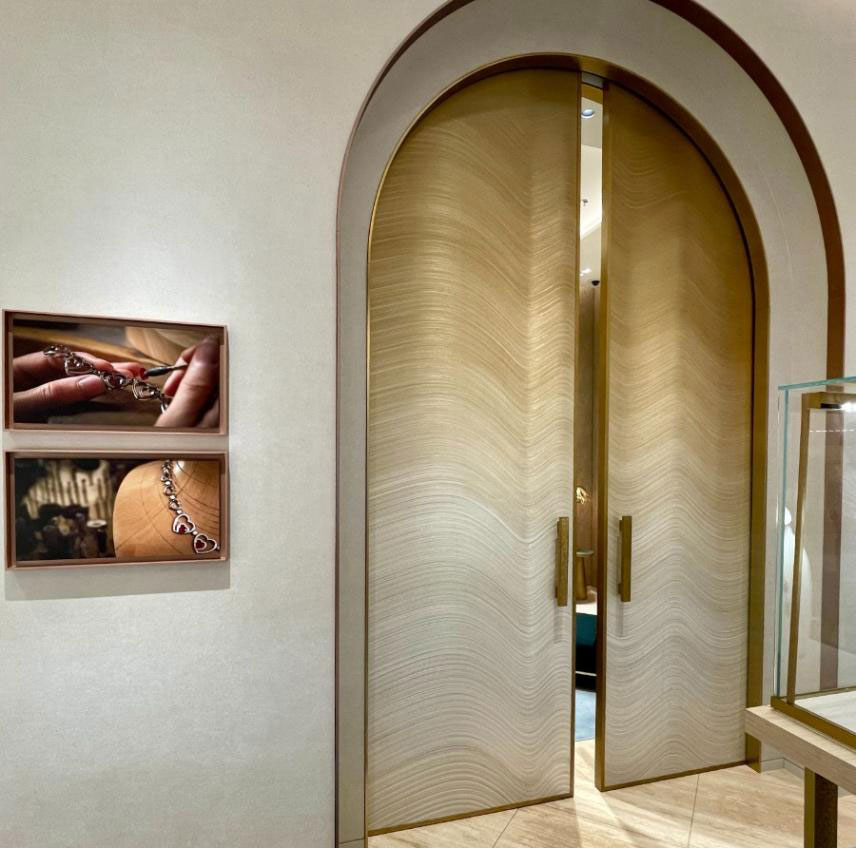 Sumptuous inlaid wall decor, doors and tables for Fred's jeweler in Dubai 