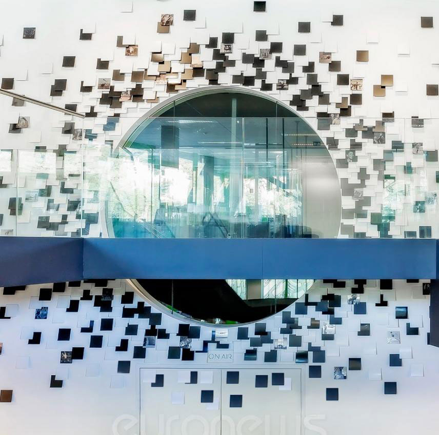 XXL contemporary wall decoration for Euronews