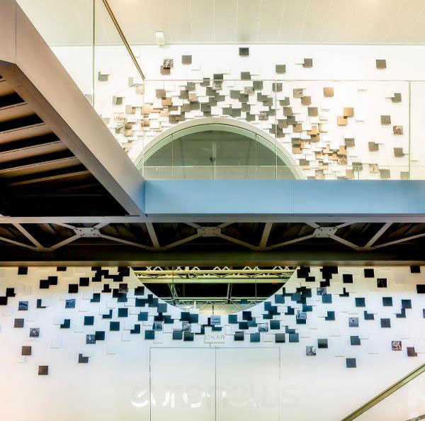 XXL contemporary wall decoration for Euronews
