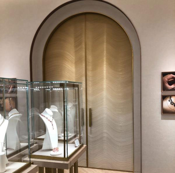 Sumptuous inlaid wall decor, doors and tables for Fred's jeweler in Dubai 